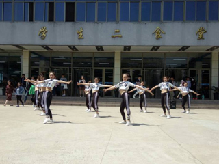 体育学院开展校园“快闪”主题团日活动