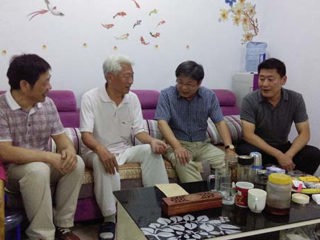 后勤服务集团党总支 “七一”走访慰问老党员