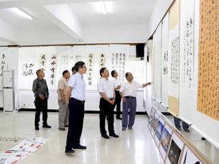 【庆祝中华人民共和国成立70周年】系列报道之二：校领导参观“庆祝中华人民共和国成立七十周年书画摄影展”