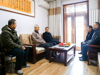 校领导春节前慰问离退休老干部、老党员和生活困难党员