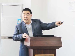 吉林大学博士生导师杨印生教授应邀来我校讲学