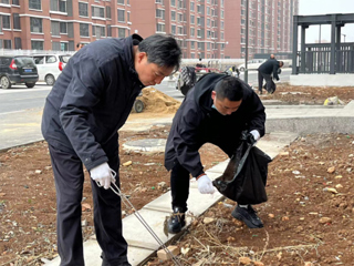 副校长蔡雷参加净化校园环境活动