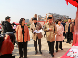 淮北市“巾帼护航 职为你来”专场招聘会暨女大学生科研实践基地揭牌活动在我校举行